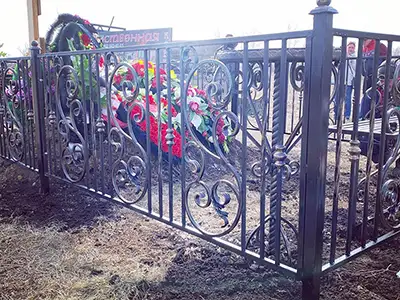 Могильные оградки и кресты